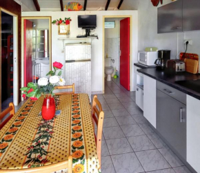 Bungalow confortable a Deshaies avec vue mer jardin cloture
